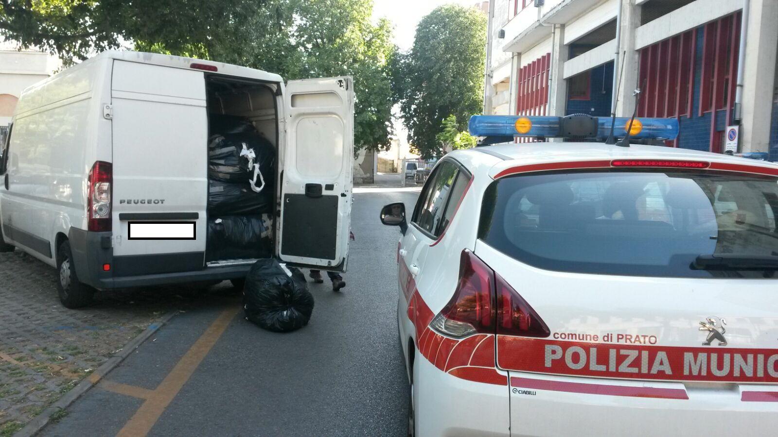 Il furgone fermato dalla polizia municipale di Prato