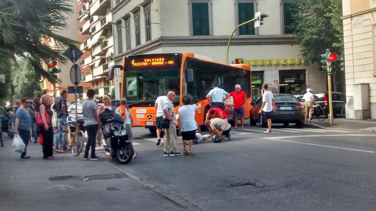 Travolta sulle strisce da un autobus: è grave