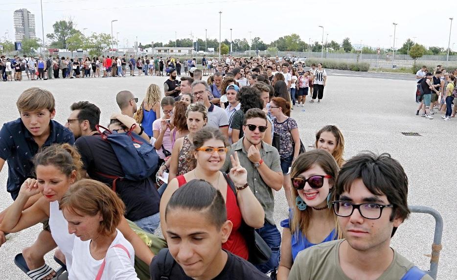 PalaModì assediato da ragazzi e ragazze per Xfactor (Marzi Pentafoto)