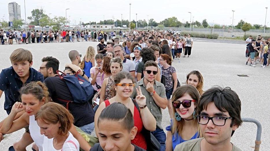 PalaModì assediato da ragazzi e ragazze per Xfactor (Marzi Pentafoto)