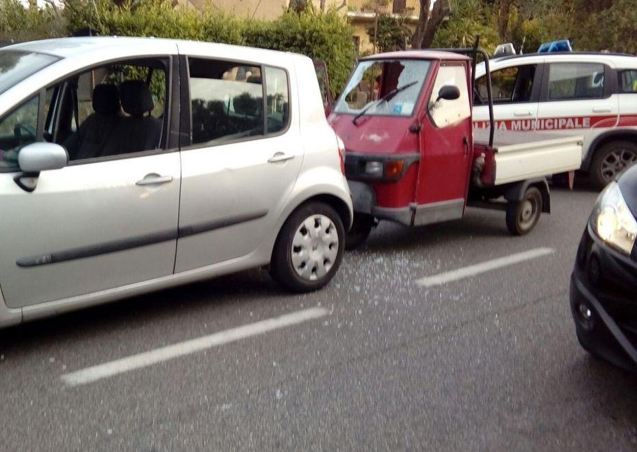 Rischia di sgozzarsi nello schianto 