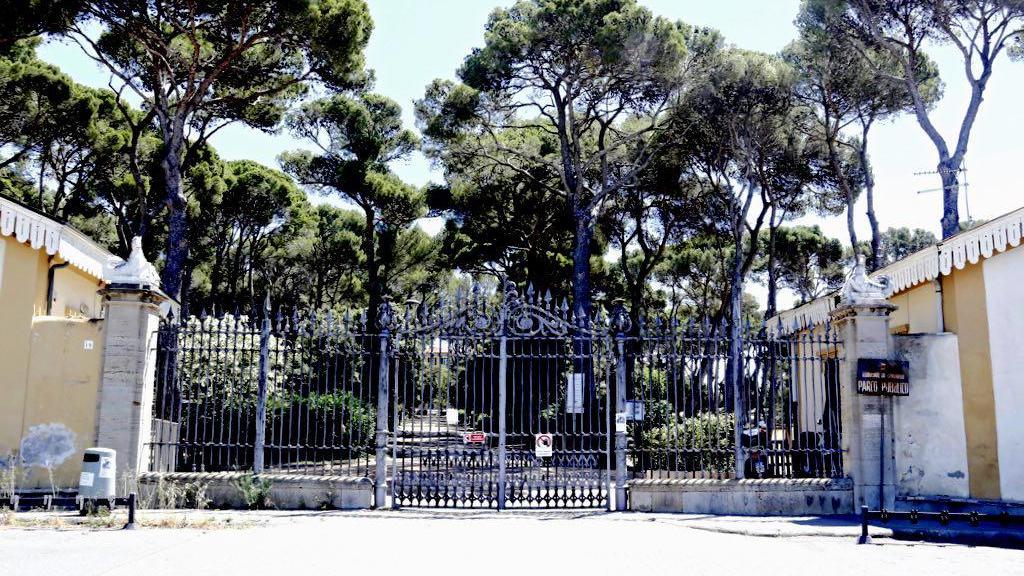 L'ingresso chiuso di Villa Corridi