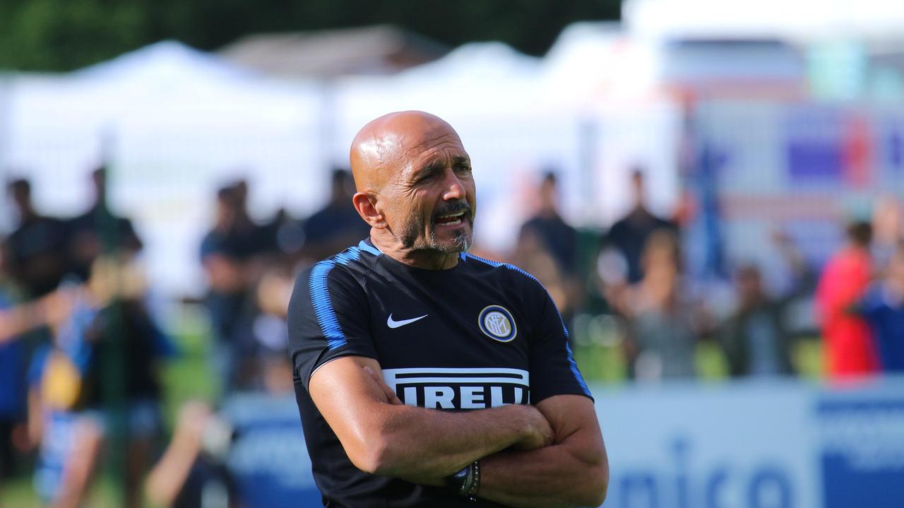 Spalletti si arrabbia col tifoso che insulta Ranocchia: "Puoi anche levarti dai co..."