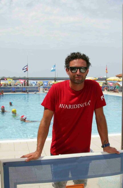 Rischia di annegare in piscina: la salva il bagnino del Roma  