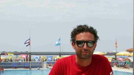 Rischia di annegare in piscina: la salva il bagnino del Roma