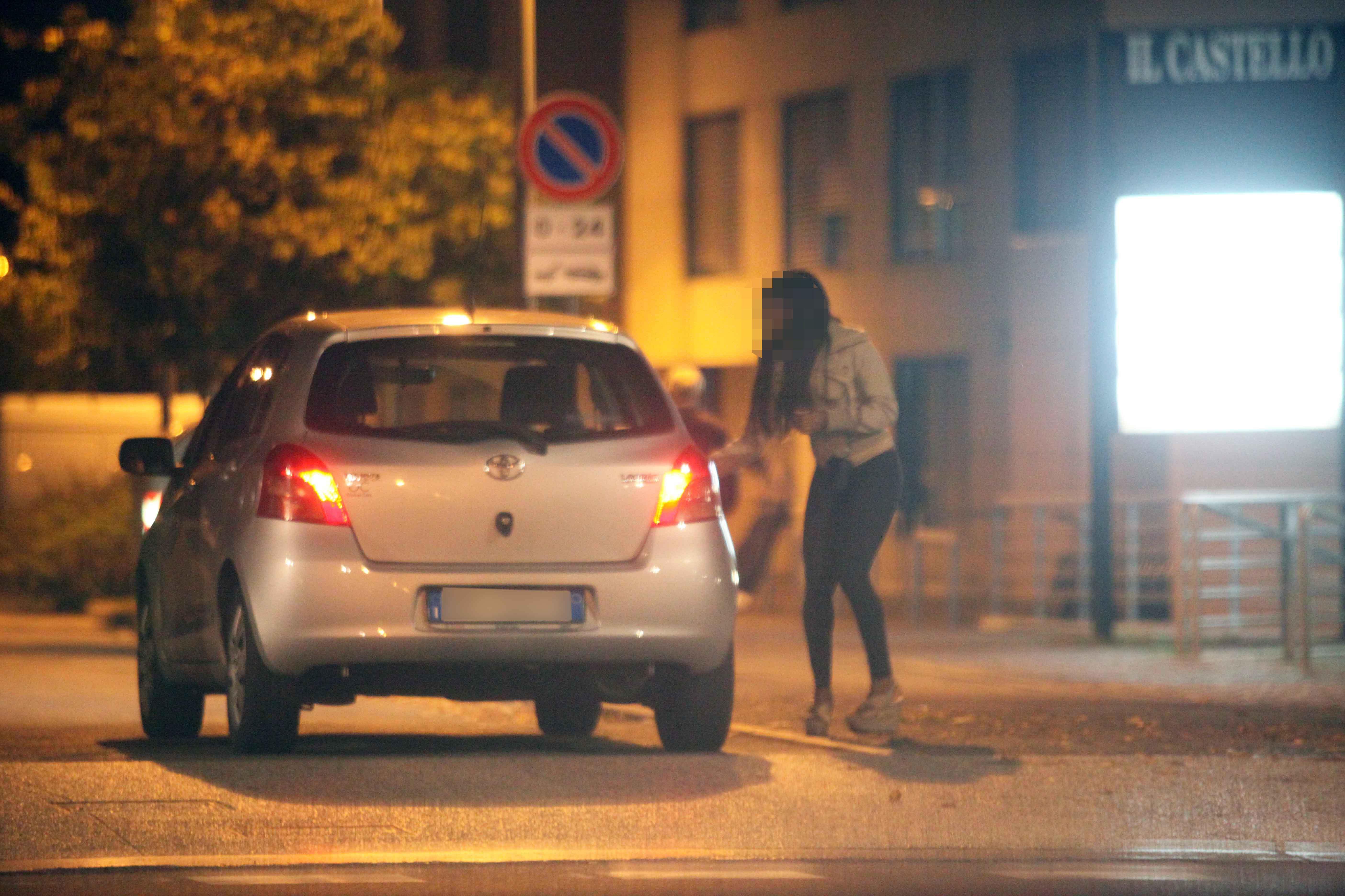 Reggio Emilia, vendute a 30 euro a prestazione