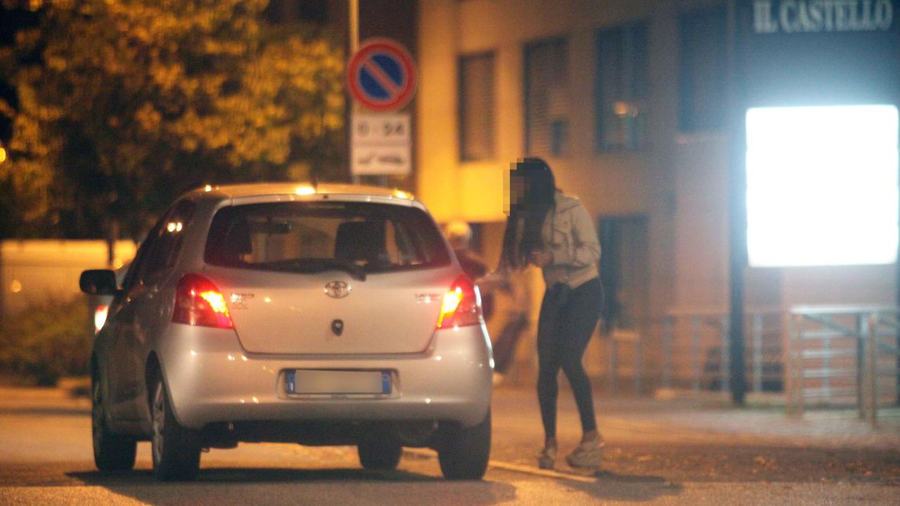 Reggio Emilia, vendute a 30 euro a prestazione