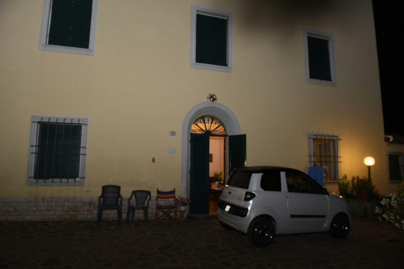 Dietro la porta aperta ha avuto luogo l'aggressione (Foto Fiorenzo Sernacchioli)
