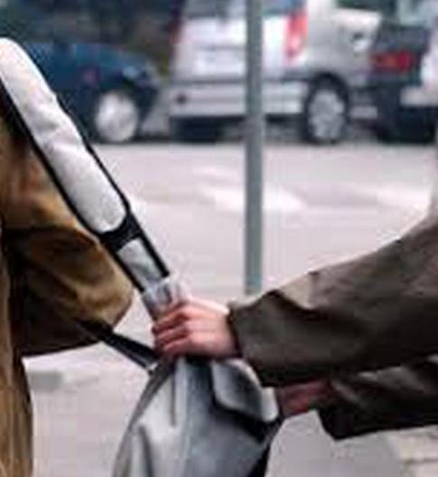 Aggredisce una ventenne  e tenta di strapparle la borsa