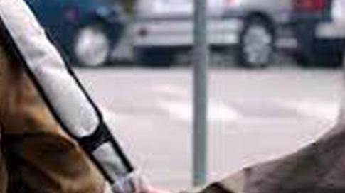 Aggredisce una ventenne e tenta di strapparle la borsa