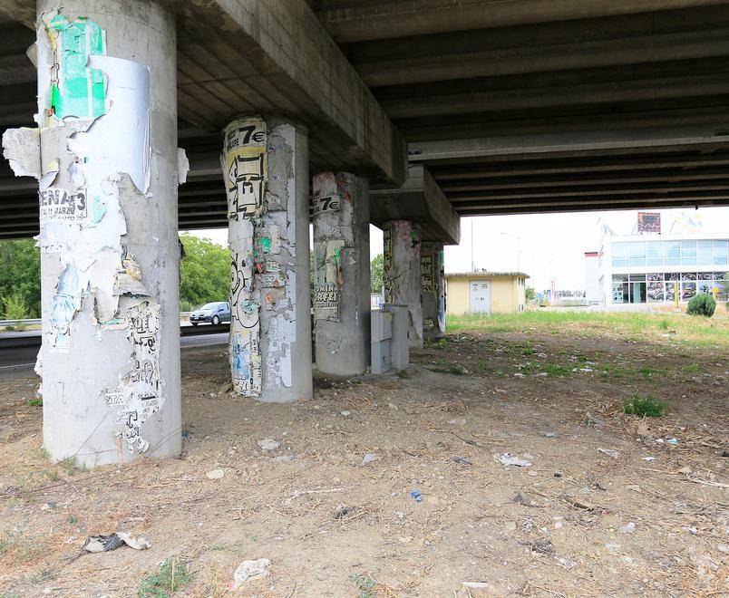 Discarica sotto il ponte della tangenziale