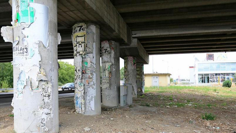 Discarica sotto il ponte della tangenziale