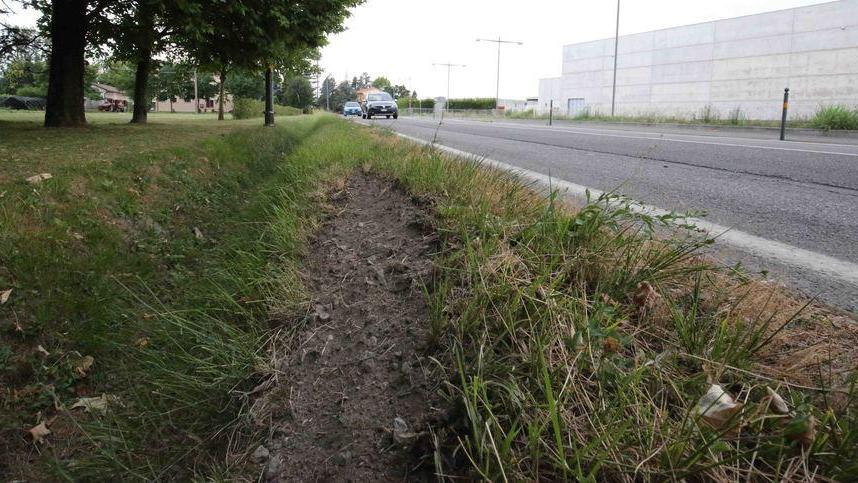 Auto esce di strada, ferita una donna