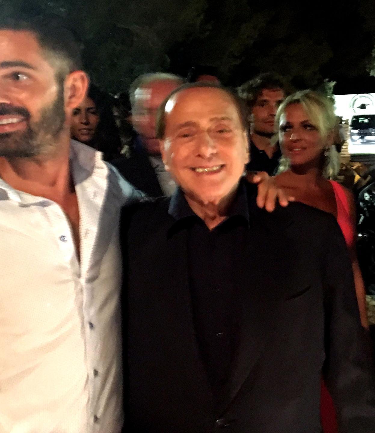 Il “giovanotto” Berlusconi  torna alla vita smeralda 