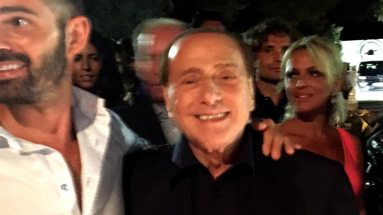 Il “giovanotto” Berlusconi torna alla vita smeralda