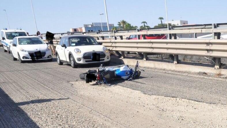 Cagliari, scivola con la moto sull'asse mediano: traffico in tilt