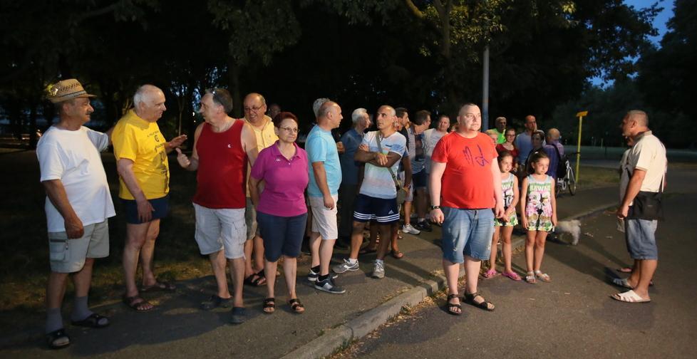 Viale Gramsci, la gente scende in strada «Siamo esasperati» 