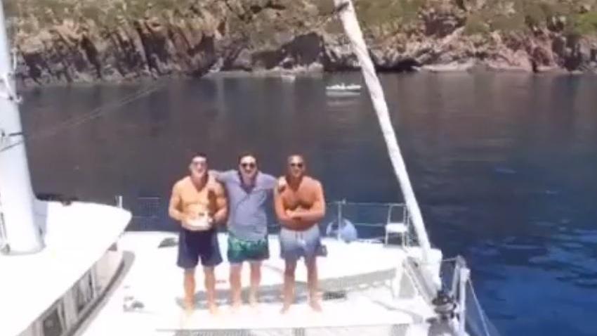 Leonoardo Pieraccioni (al centro) con Carlo Conti (a destra) e un altro amico sul catamarano