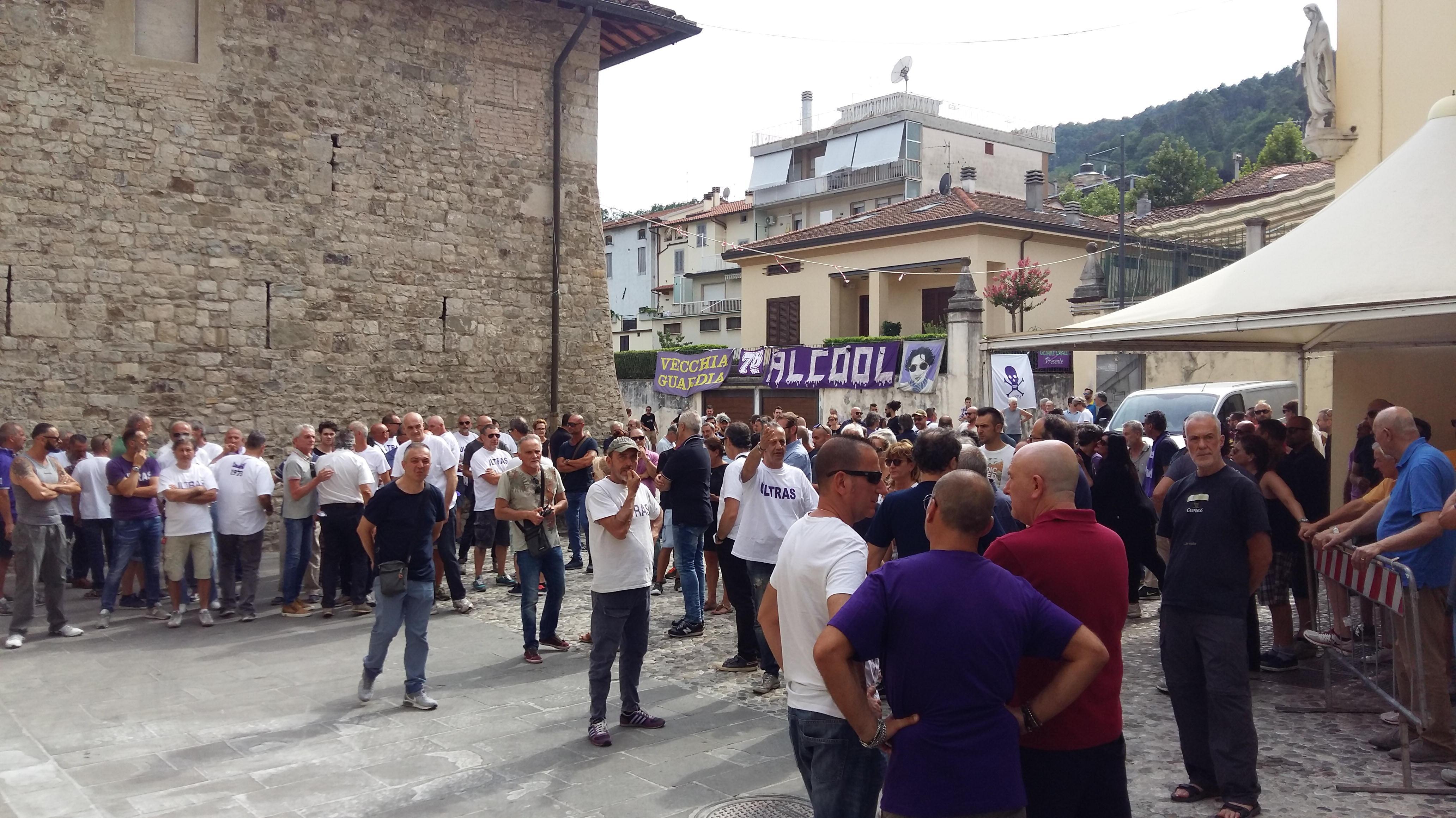 Tante persone ai funerali di Carlo Maria Pampaloni, capo dei tifosi viola della Fiesole