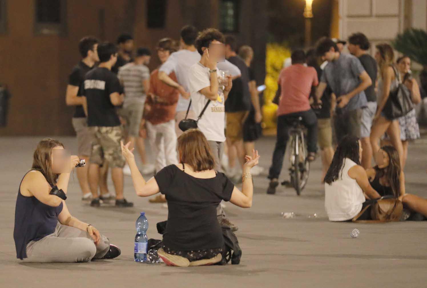 Una serata di movida in piazza dei Cavalieri (foto d'archivio Muzzi)