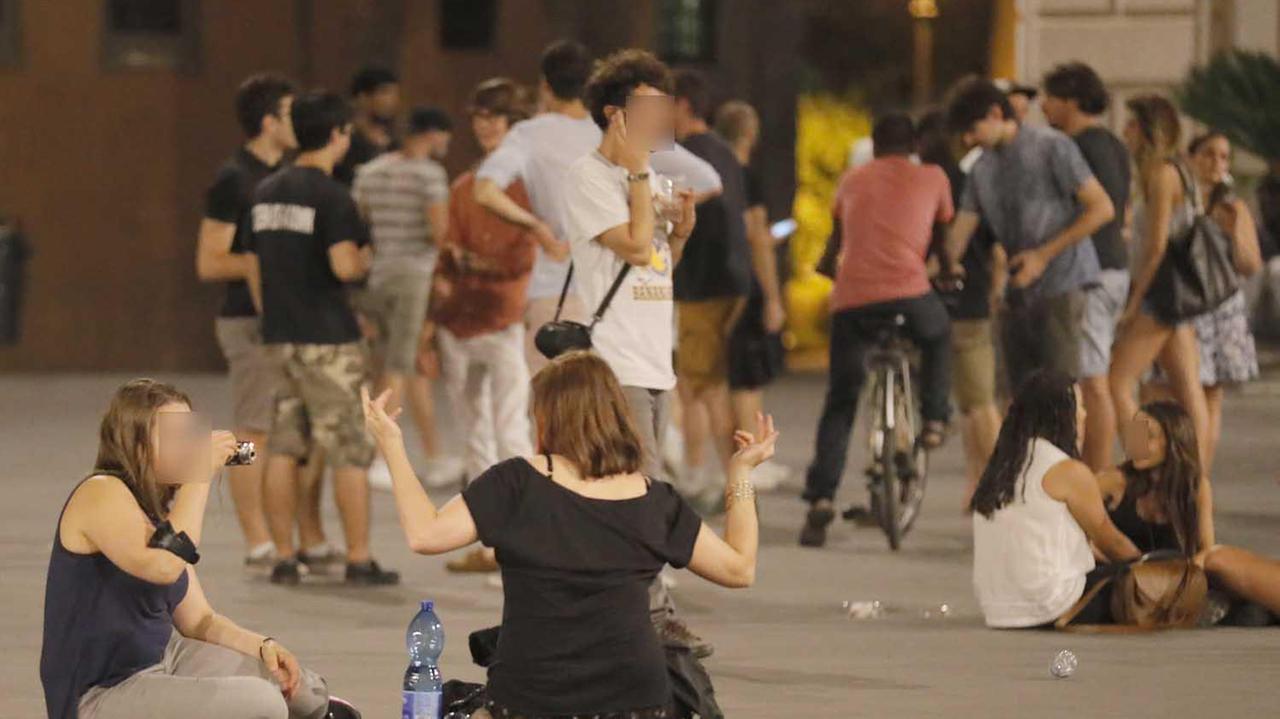 Una serata di movida in piazza dei Cavalieri (foto d'archivio Muzzi)