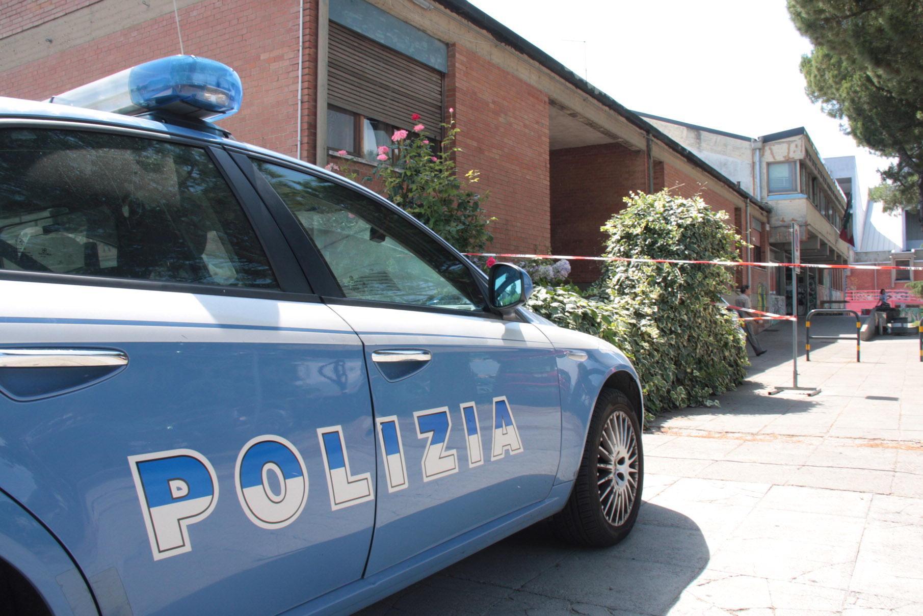 Armati di pistola e manganello rapinano la sala slot 