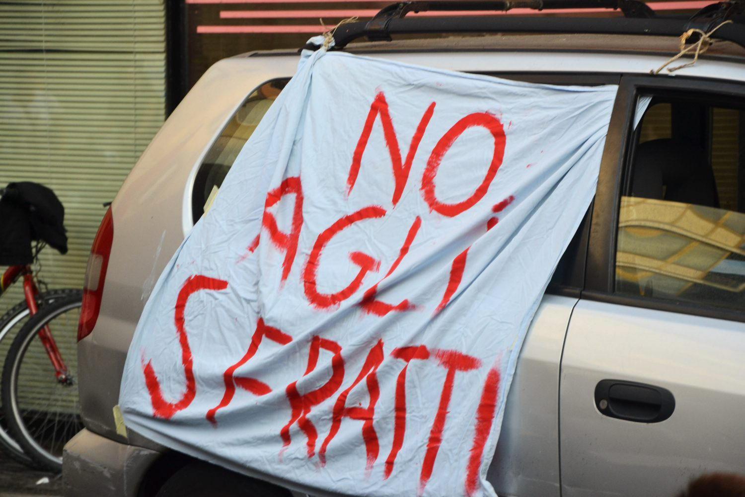Uno striscione contro gli sfratti durante una manifestazione (Foto d’archivio)