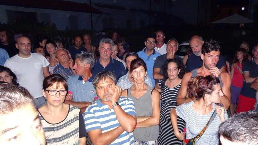 Un gruppo di residenti all'incontro al Nespolo (foto Gori)