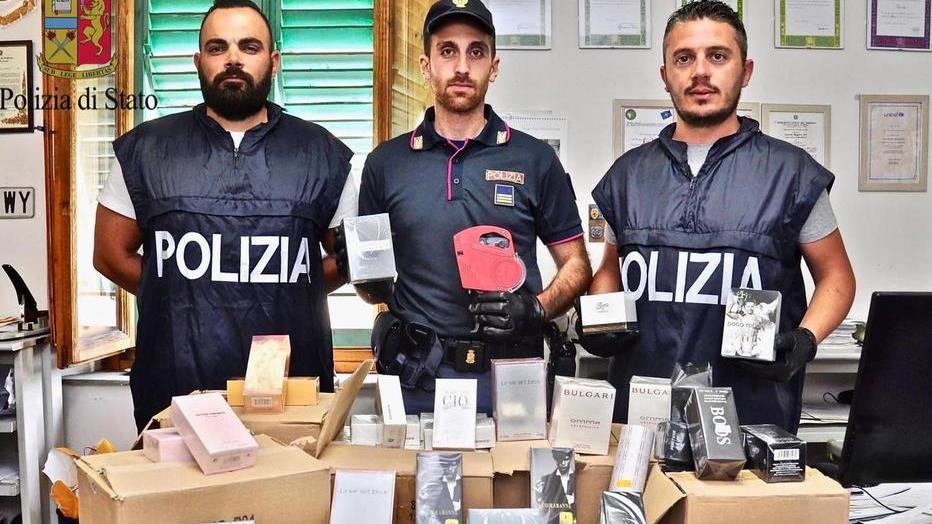 Vendevano profumi taroccati In due denunciati dalla polizia