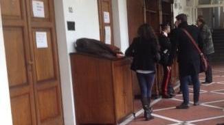 Si fingono finanzieri per estorcere denaro