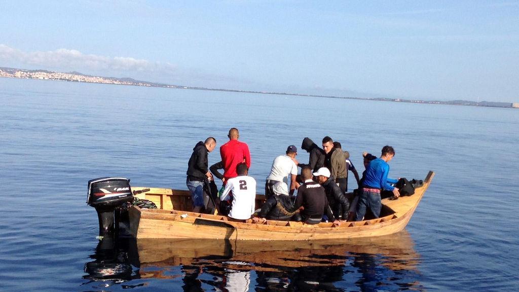 Uno sbarco di migranti lungo le coste del Sulcis