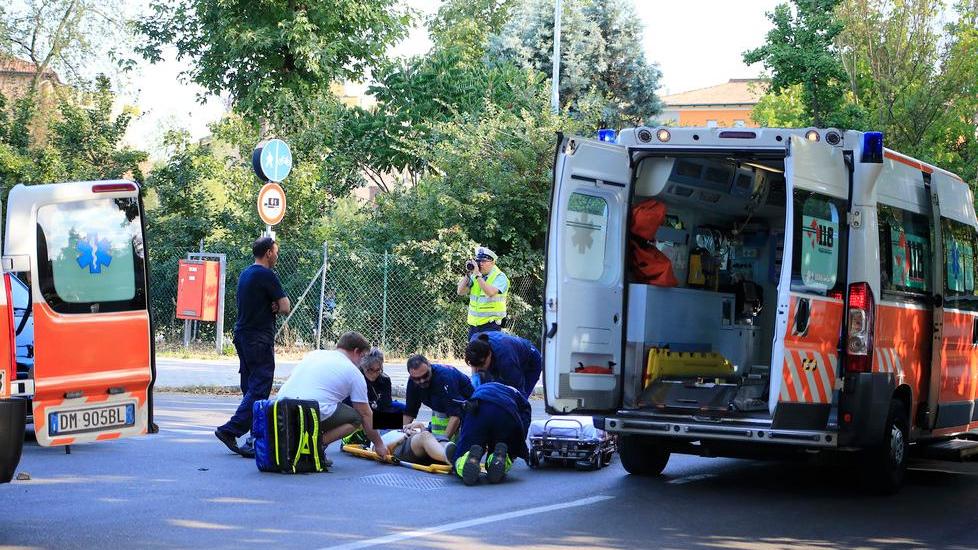 Ciclista investito da un’auto lungo viale Caduti sul Lavoro