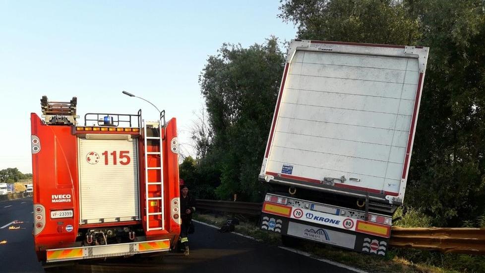 Camion fuori strada sull’A22