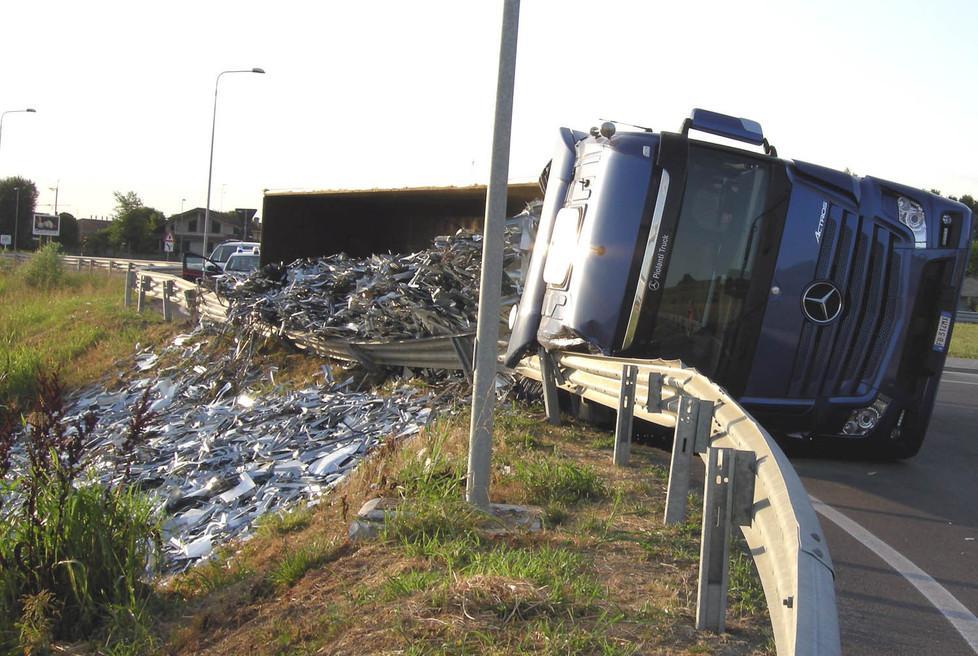 Camion finisce nella scarpata 