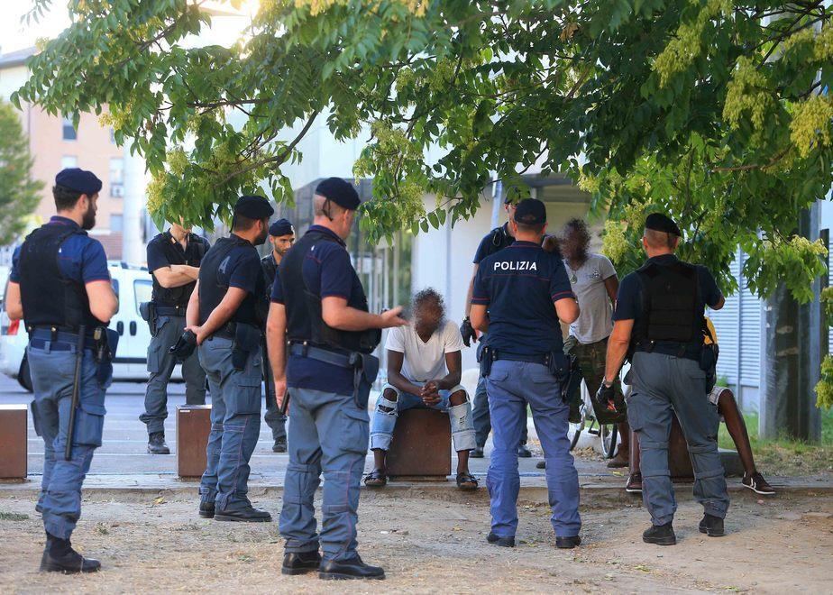 In via Sani doppio blitz di carabinieri e polizia 