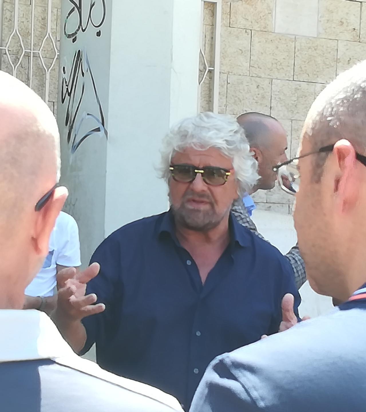 Grillo, toccata e fuga a Porto Torres: «Soli contro tutti» 