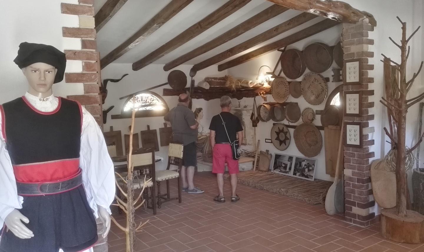 Manasi, apre la Casa del contadino