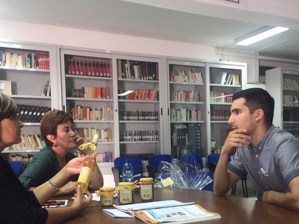 Lo studente illustra la sua idea imprenditoriale con marmellata, liquore e altri prodotti con la pompia