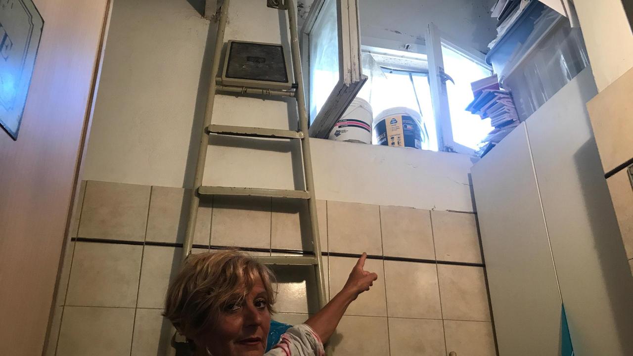 La titolare indica la finestra da cui sono entrati i ladri