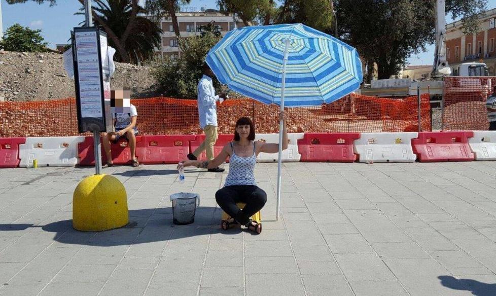 Niente pensiline alla fermata del bus? "Porto l’ombrellone" 
