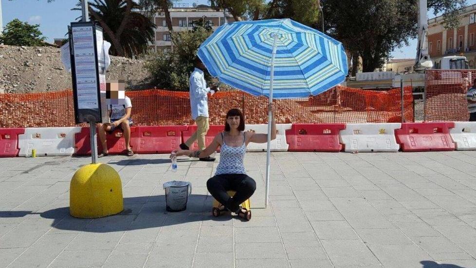 Niente pensiline alla fermata del bus? "Porto l’ombrellone"