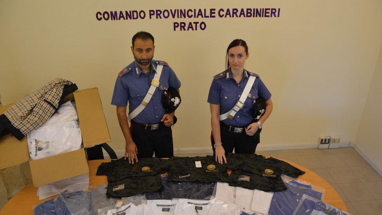 I carabinieri con i capi di abbigliamento sequestrati