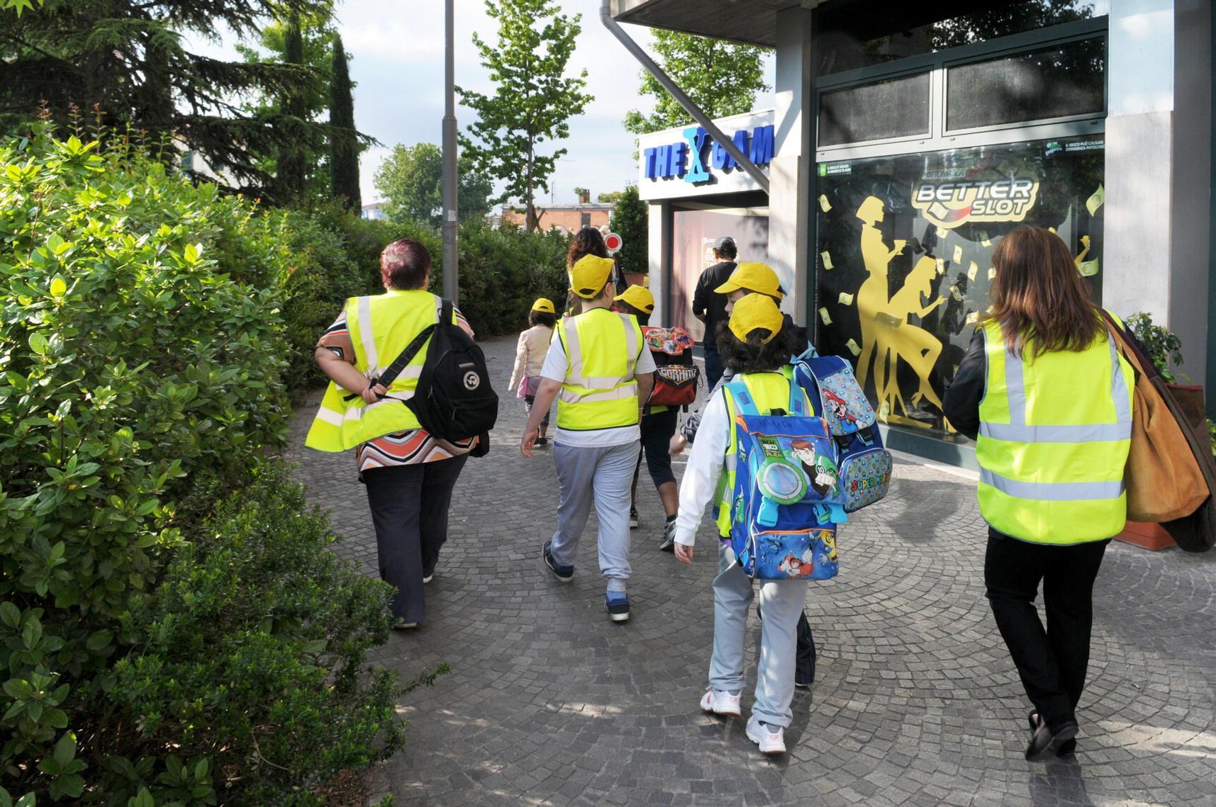 Bimbi accompagnati a scuola dai tutor