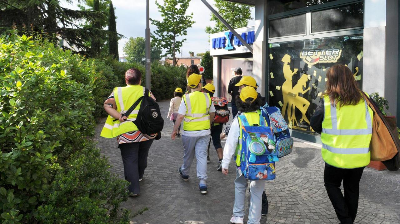 Bimbi accompagnati a scuola dai tutor