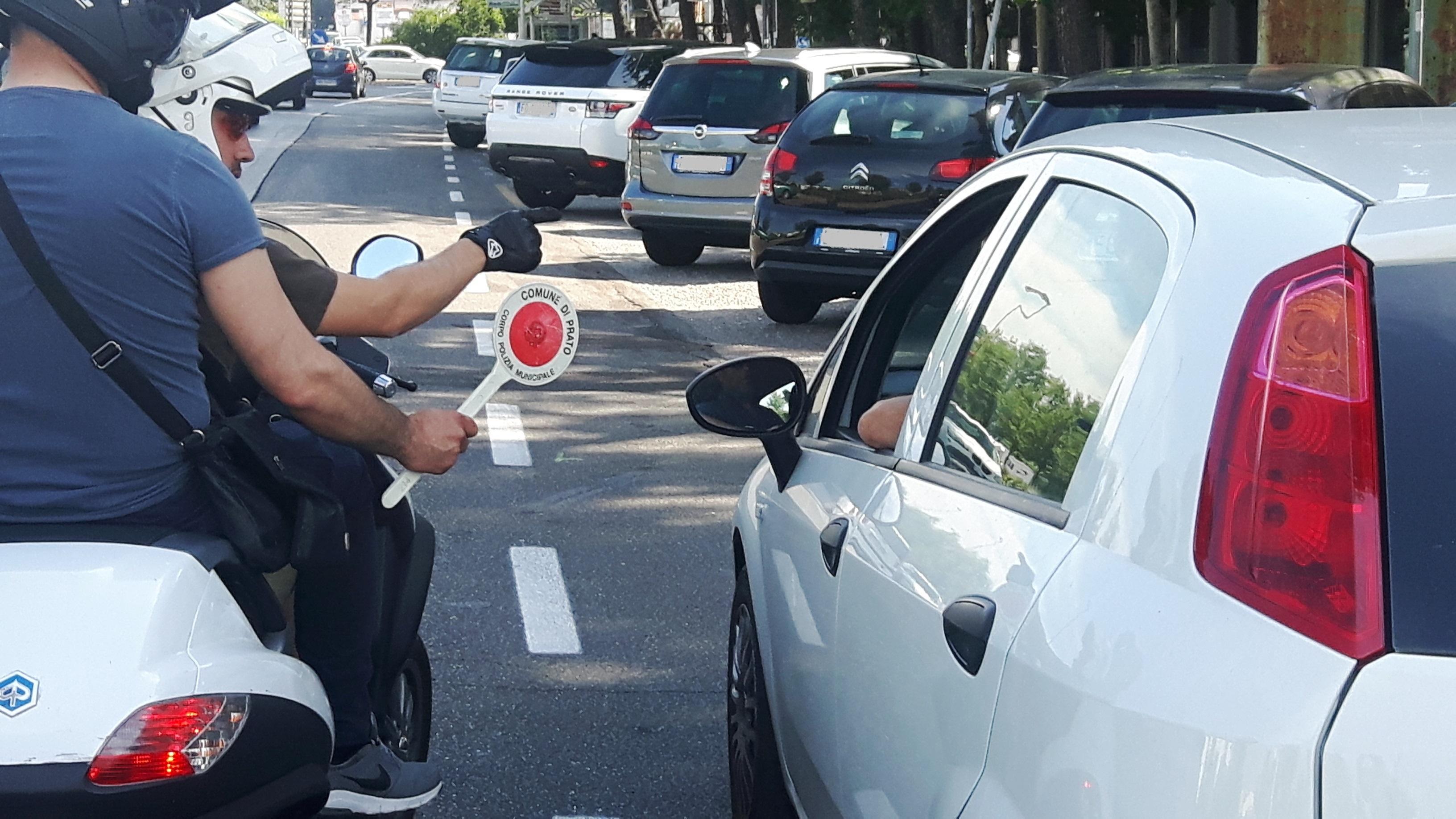 Vigili in borghese fermano un automobilista