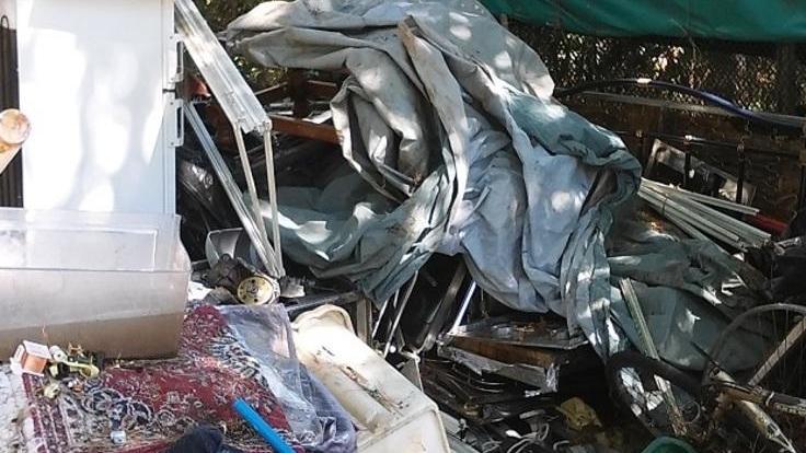 Una discarica abusiva sul terreno del Comune