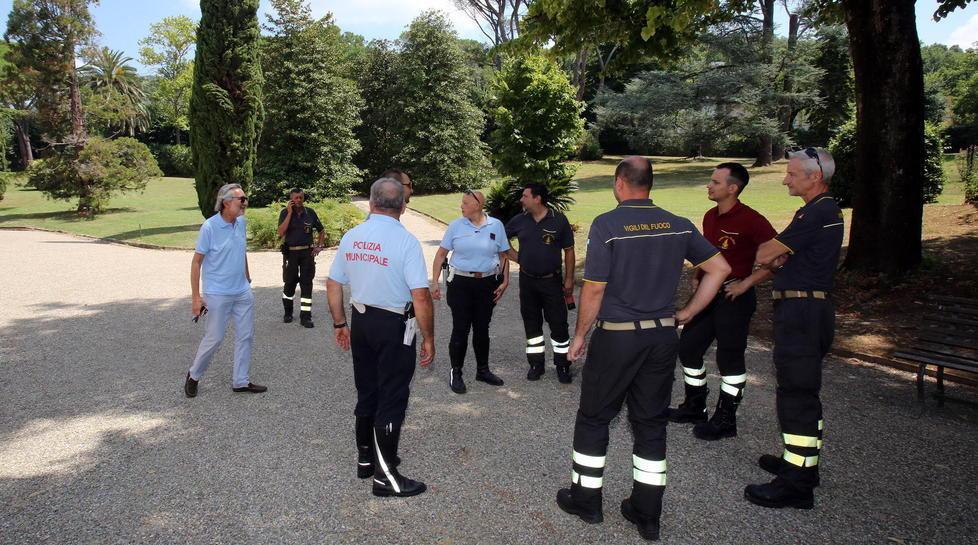 Polizia municipale, guardie zoofile e vigili del fuoco nel parco (Foto Nucci)