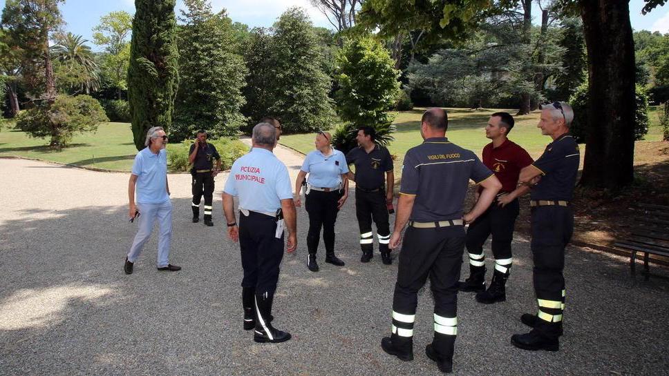 Polizia municipale, guardie zoofile e vigili del fuoco nel parco (Foto Nucci)