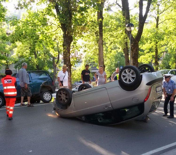 Auto va a sbattere e cappotta: una donna ferita