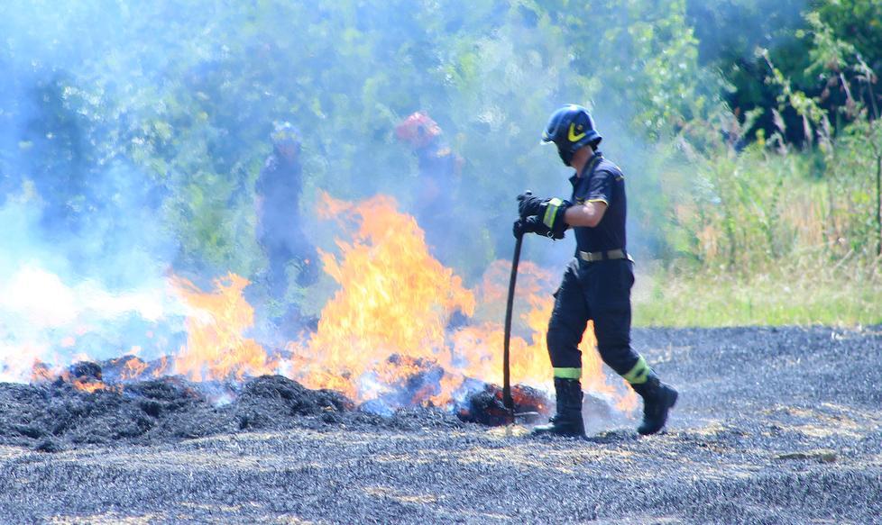 Il grande caldo e gli incendi: bruciate rotoballe in via Pavia